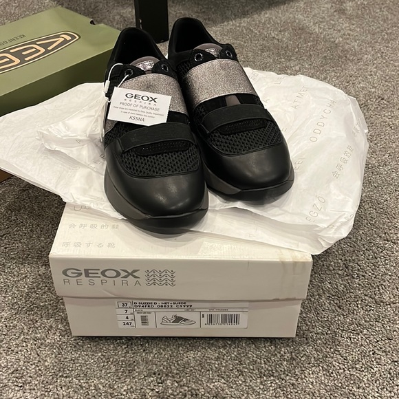 Shoes - Women's low-cut sneaker with a comfortable running-shoe design